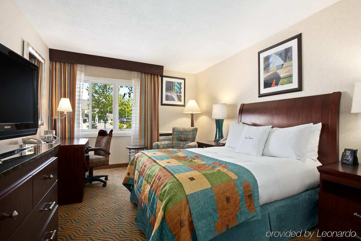 Delta Hotels By Marriott Burlington Room photo