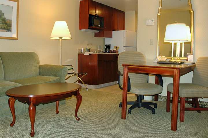 Delta Hotels By Marriott Burlington Room photo